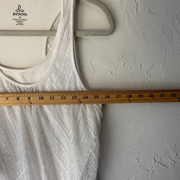 prAna‎ White Chevron Pattern Racerback Tank Top M Activewear Yoga Layering - Picture 5 of 6